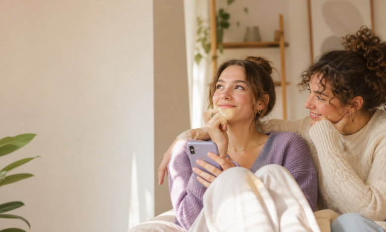 Delulu Bedeutung – junge Frau träumt optimistisch mit dem Smartphone [Bildinhalt mit KI erstellt]