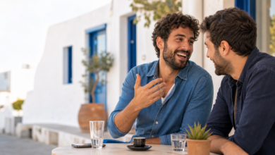 Malaka Bedeutung – zwei Freunde im Gespräch in einem griechischen Café [Bildinhalt mit KI erstellt]