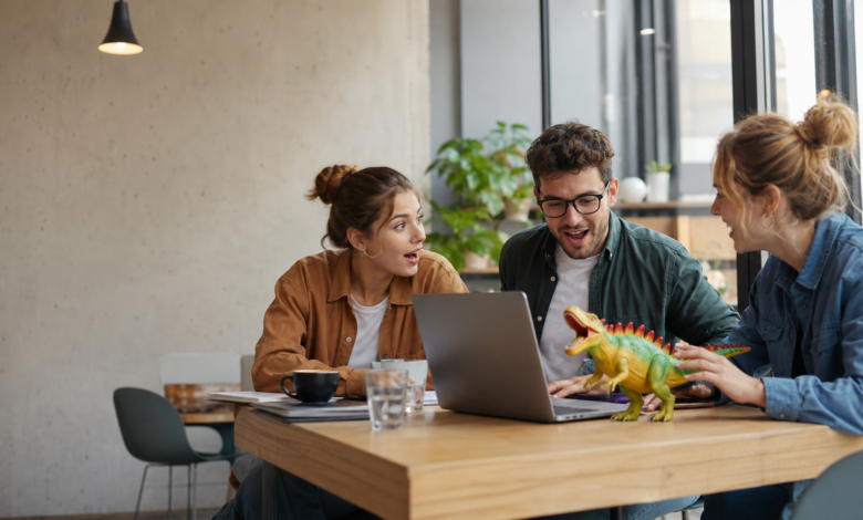 Random Bedeutung – Freunde reagieren auf einen unerwarteten Spielzeug-Dinosaurier [Bildinhalt mit KI erstellt]